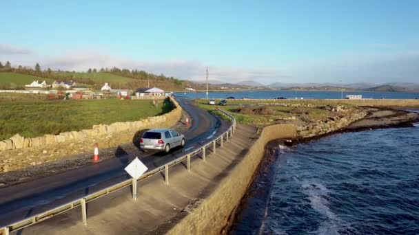 Route côtière à côté de l'Atlantique à Mountcharles dans le comté de Donegal - Irlande. — Video