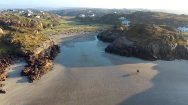 Burtonport, Donegal, İrlanda 'nın güzel Cloughglass Körfezi ve plajı.