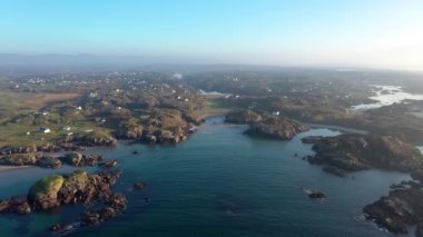 Burtonport, Donegal, İrlanda 'nın güzel Cloughglass Körfezi ve plajı.