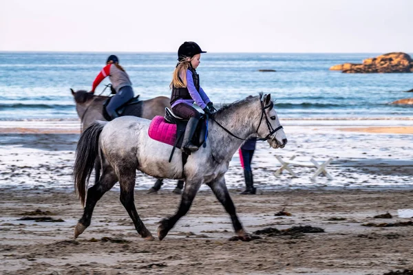 BURTONPORT, COMTÉ DE DONÉGAL, IRLANDE - 18 DÉCEMBRE 2021 : La famille de pupilles monte ses chevaux sur la plage — Photo