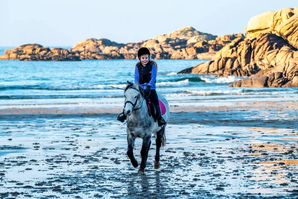 Burtonport, comté de Donegal, Irlande - 18 décembre 2021 : La famille du quartier monte ses chevaux sur la plage — Photo