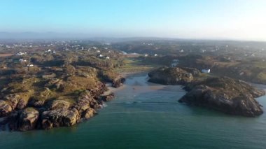 Burtonport, Donegal, İrlanda 'nın güzel Cloughglass Körfezi ve plajı.