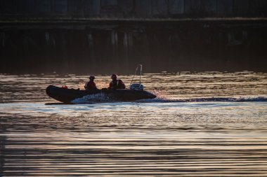 DERRY, LONDONDERRY, UNITED KINGDOM - 19 Aralık 2021: Kuzey İrlanda 'da Foyle nehri üzerinde çalışan personel