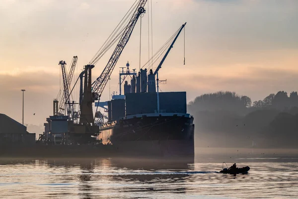 Derry, Londonderry, United Kingdom - December 19 2021: Staff working on the river foyle harbour in Northern Ireland — Stock Photo, Image