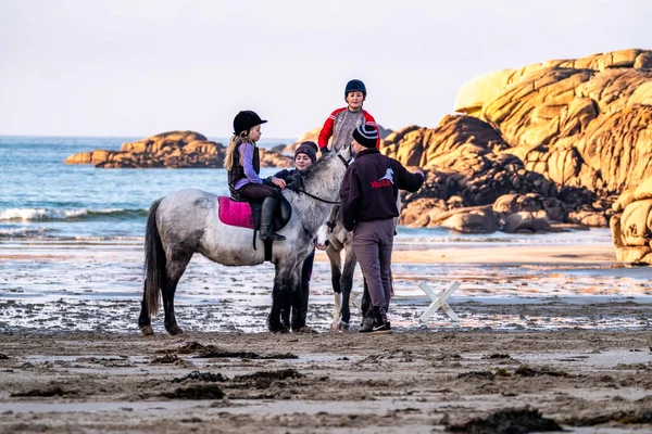 Burtonport, County Donegal, Ιρλανδία - 18 Δεκεμβρίου 2021: Η οικογένεια του θαλάμου ιππεύει τα άλογά της στην παραλία — Φωτογραφία Αρχείου