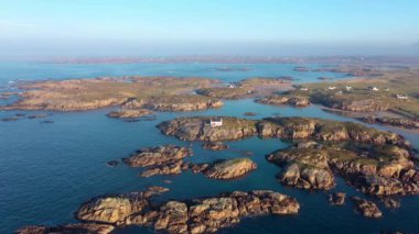 Burtonport, Donegal, İrlanda 'nın güzel Cloughglass Körfezi ve plajı.