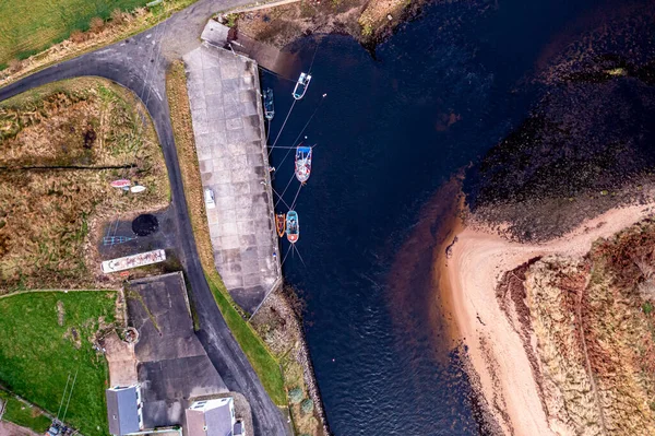 Luchtfoto van de Inverpier in County Donegal - Ierland. — Stockfoto
