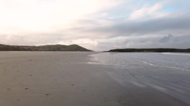 İrlanda 'nın Donegal ilçesi Portnoo' dan Narin Caddesi 'nin üzerindeki yoğun bulutlar..
