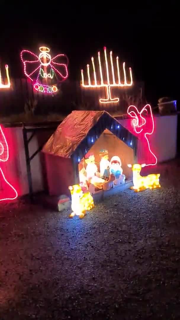 Portnoo, County Donegal, Ireland - DECEMBER 31, 2021 : Traditional cottage and street decorated for christmas — стоковое видео
