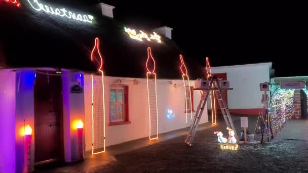 Portnoo, County Donegal, Ireland - DECEMBER 31, 2021 : Traditional cottage and street decorated for christmas — Video Stock