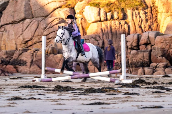 BURTONPORT, COMTÉ DE DONÉGAL, IRLANDE - 18 DÉCEMBRE 2021 : La famille de pupilles monte ses chevaux sur la plage — Photo