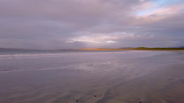 Thick clouds above Narin Strand by Portnoo, County Donegal in Ireland. — Stock Video