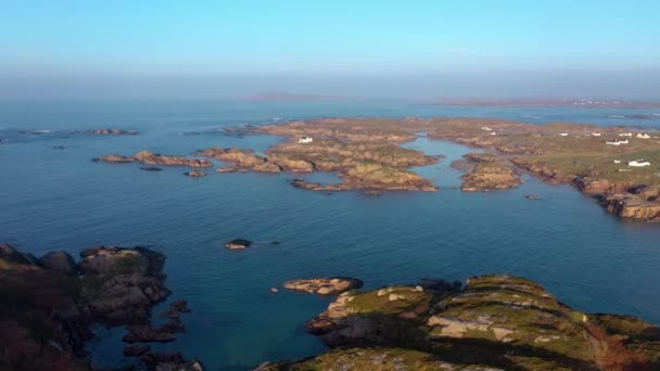 Красивый залив и пляж Cloughglass by Burtonport в графстве Донегал - Ирландия — стоковое видео