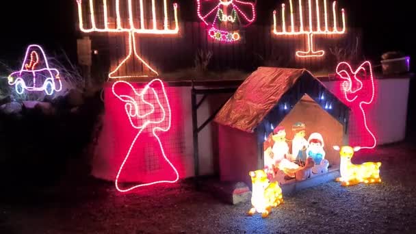 PORTNOO, COUNTY DONEGAL, IRELAND - 2021 년 12 월 31 일: 전통적 인 오두막 과 크리스마스를 위해 장식된 거리 — 비디오