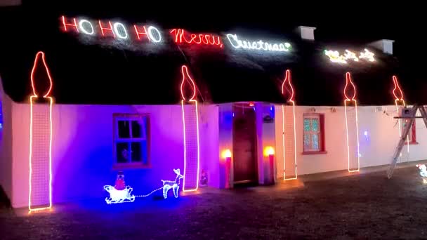 Portnoo, County Donegal, Ireland - DECEMBER 31, 2021 : Traditional cottage and street decorated for christmas — Stockvideo