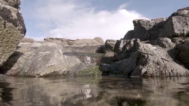 Schöner Mini-Wasserfall in der Grafschaft Donegal - Irland — Stockvideo