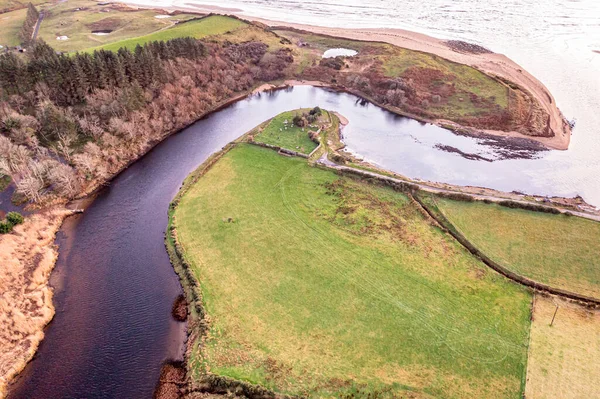 Luchtfoto van het Eany-water door Inver in county Donegal - Ierland. — Stockfoto