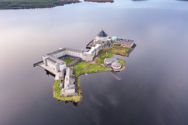 Kuzey İrlanda, Derry yakınlarındaki Foyle Nehri 'nin kıyısında enerji üreten elektrik santrali.