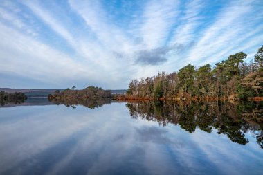 Kuzey İrlanda, Derry yakınlarındaki Foyle Nehri 'nin kıyısında enerji üreten elektrik santrali.