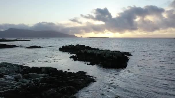 La hermosa costa atlántica en el puerto de Rossbeg en el Condado de Donegal - Irlanda — Vídeos de Stock