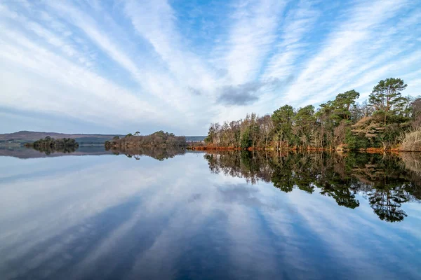 Central eléctrica que produz energia nas margens do rio Foyle, perto de Derry, Irlanda do Norte — Fotografia de Stock