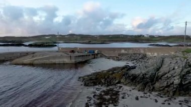 Donegal ilçesindeki Rossbeg limanındaki güzel Atlantik kıyısı - İrlanda