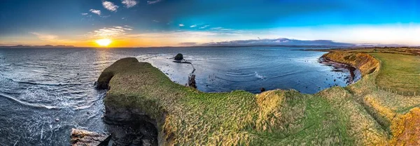 A bela costa no ninho de águias em Mountcharles no Condado de Donegal - Irlanda. — Fotografia de Stock