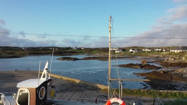 Rossbeg, County Donegal, Irland - 09. November 2021: Fischerboot für die Wintersaison im Hafen geparkt — Stockvideo