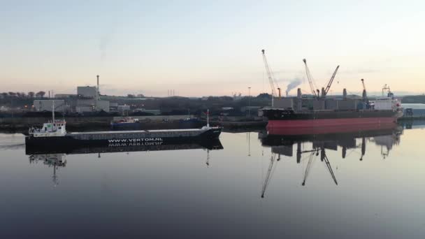 Derry Londonderry, Förenade kungariket- 17 december 2021: Lastfartyg ankommer till Nordirland — Stockvideo