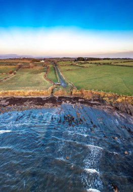Kartalların yuvasına giden yol Mountcharles tarafındaki County Donegal - İrlanda 'da..