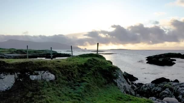A bela costa atlântica no porto de Rossbeg no Condado de Donegal - Irlanda — Vídeo de Stock