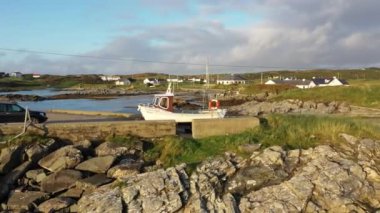Rossbeg, County Donegal, İrlanda - Kasım 09 2021: Kış mevsimi için limana park edilmiş balıkçı teknesi