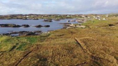 Donegal ilçesindeki Rossbeg limanındaki güzel Atlantik kıyısı - İrlanda