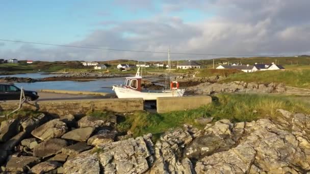 Rossbeg, Condado de Donegal, Irlanda - 09 de novembro de 2021: Navio de pesca estacionado no porto para a temporada de inverno — Vídeo de Stock