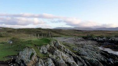 Donegal ilçesindeki Rossbeg limanındaki güzel Atlantik kıyısı - İrlanda