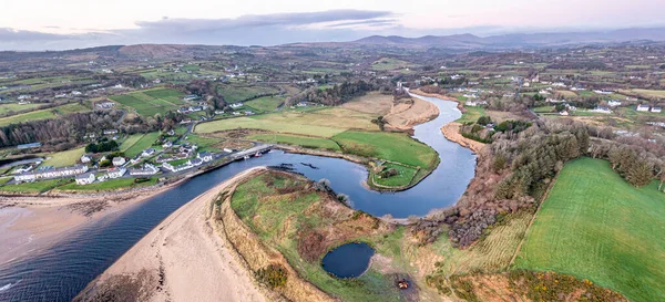 Luchtfoto van het dorp Inver in county Donegal - Ierland. — Stockfoto