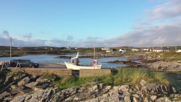 Rossbeg, County Donegal, Irland - 09. November 2021: Fischerboot für die Wintersaison im Hafen geparkt — Stockvideo