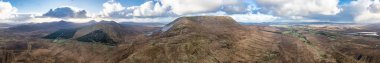Donegal ilçesindeki Muckish Dağı 'nın havadan görünüşü - İrlanda