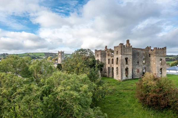 Luchtfoto van de historische stad Raphoe en het kasteel blijft in county Donegal - Ierland — Stockfoto