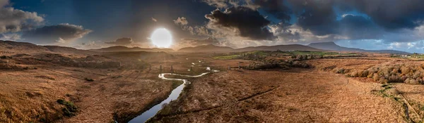 Vista aérea del viaducto ferroviario Owencarrow por Creeslough en el Condado de Donegal - Irlanda —  Fotos de Stock