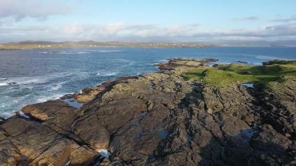 Красивый остров Инишбарног в Россбеге в графстве Донегал - Ирландия. — стоковое видео