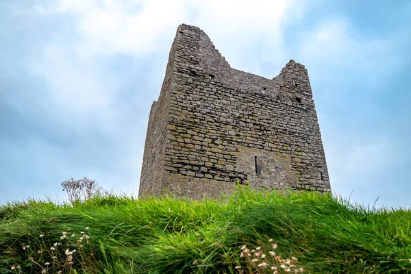 Castelul Rossle la cheiul Easky din comitatul Sligo - Republica Irlanda. — Fotografie, imagine de stoc