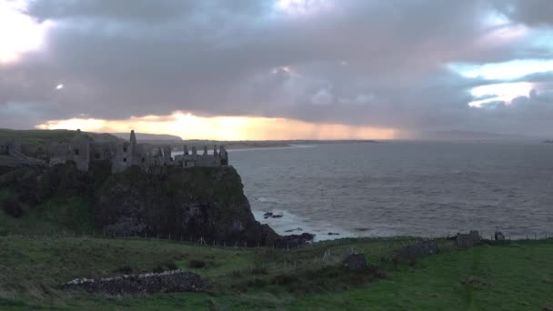 Dramatyczne niebo nad zamkiem Dunluce, hrabstwo Antrim, Irlandia Północna. — Wideo stockowe