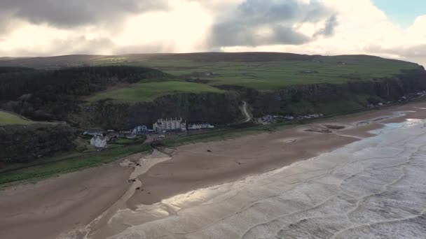 Vista aérea de Downhill Strand y acantilados en el Condado de Londonderry en Irlanda del Norte — Vídeo de stock