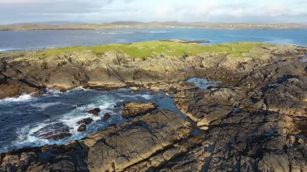 Krásný ostrov Inishbarnog v Rossbegu v hrabství Donegal - Irsko. — Stock video