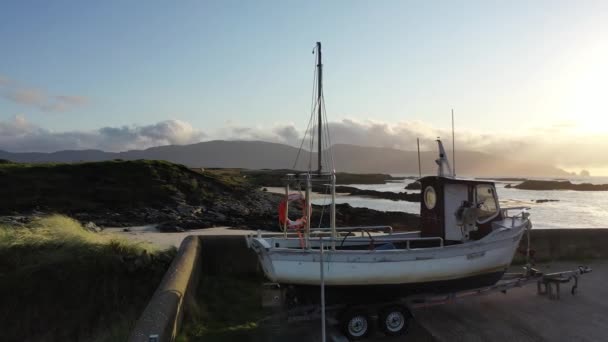 Rossbeg, comté de Donegal, Irlande - 09 novembre 2021 : Bateau de pêche stationné au port pour la saison hivernale — Video