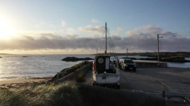 Rossbeg, County Donegal, İrlanda - Kasım 09 2021: Kış mevsimi için limana park edilmiş balıkçı teknesi