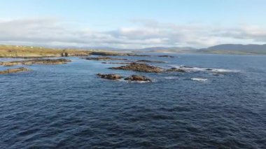 Donegal ilçesindeki Rossbeg limanındaki güzel Atlantik kıyısı - İrlanda