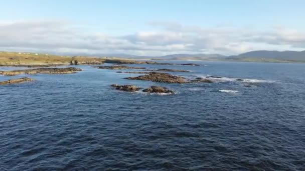 Красивое атлантическое побережье в гавани Россбег в графстве Донегал - Ирландия — стоковое видео