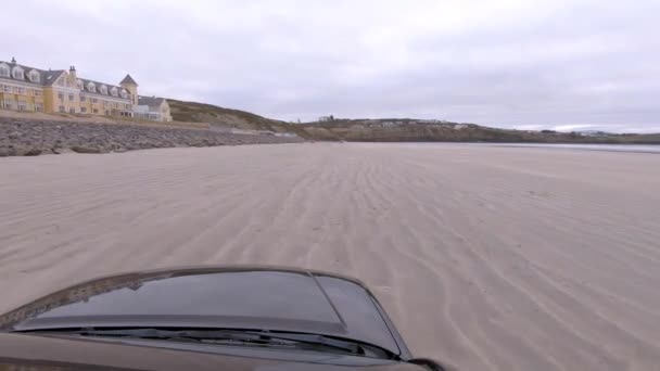 Движение на пляже Росснех в графстве Донегал, Ирландия — стоковое видео